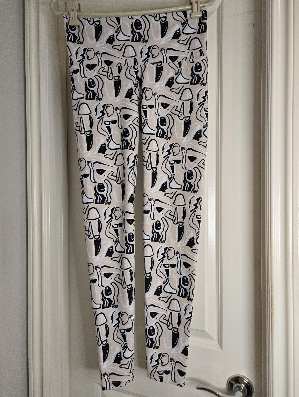 Dazey LA Black & Cream Abstract Figure High-Rise Leggings, Size Large